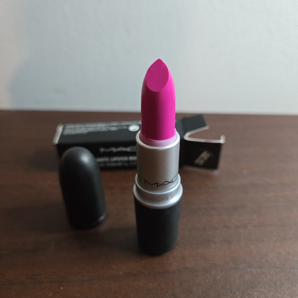 MAC Cosmetics Vibrant Pink Lipstick Retro matte flat out fabulous AB5